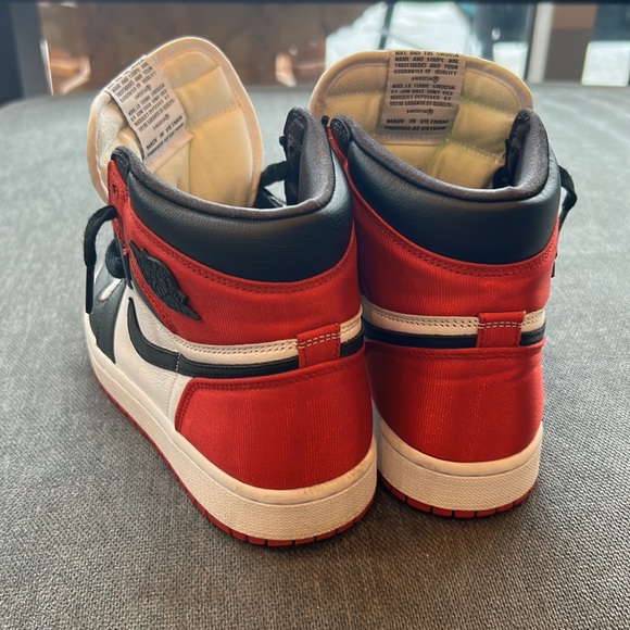 Women’s Air Jordan 1 retro high ‘Satin Black Toe’ - Picture 4 of 4